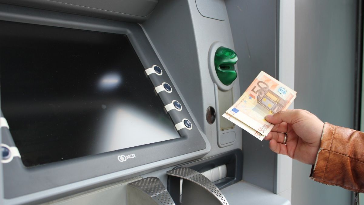 Jak se bankomat vyvinul z hloupé krabice v robotického bankéře